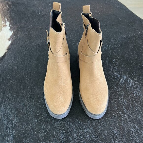 NWOT Donald Pliner Suade Chelsea Boot Sz 7.5 - Picture 4 of 4